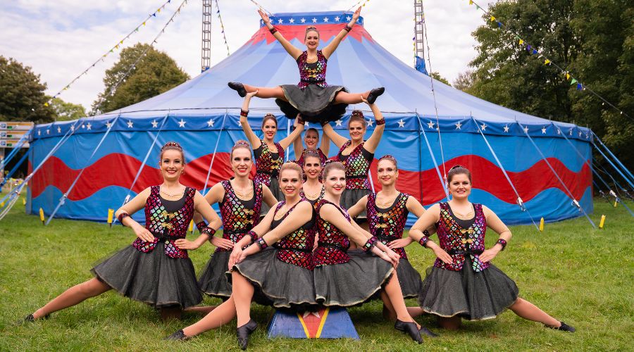Tanzgruppe aus Bonn vor einem Zirkuszelt in Köln
