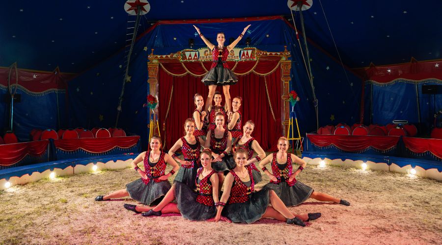 Schautanzgruppe aus Bonn posiert mit Hebefigur im Zirkuszelt in Köln-Brühl